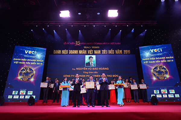 Ông Nguyễn Vũ Bảo Hoàng – TGĐ Thuduc House Vinh dự nhận Cup Thánh Gióng – TOP 100 Doanh nhân Việt Nam tiêu biểu
